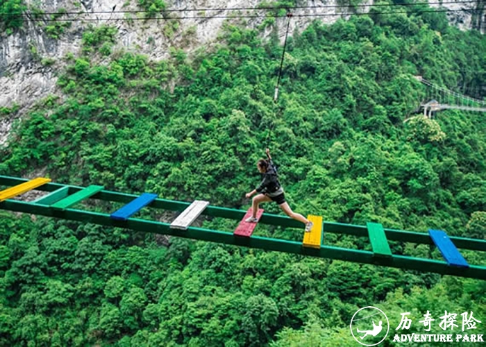 钢结构木板桥  旅游景区峡谷悬崖步步惊心 高空挑战桥 厂家定制安装