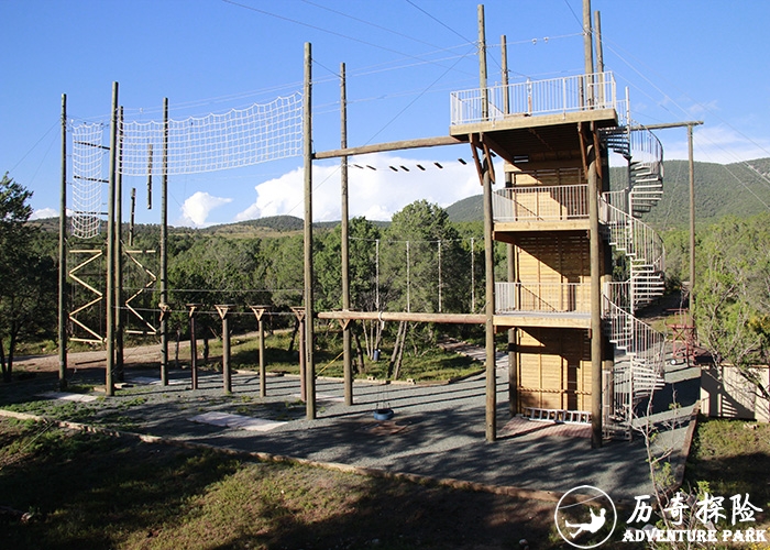 高空钢木立柱网阵 步步惊心空中挑战器材 景区公园户外营地场地绳网攀爬设备