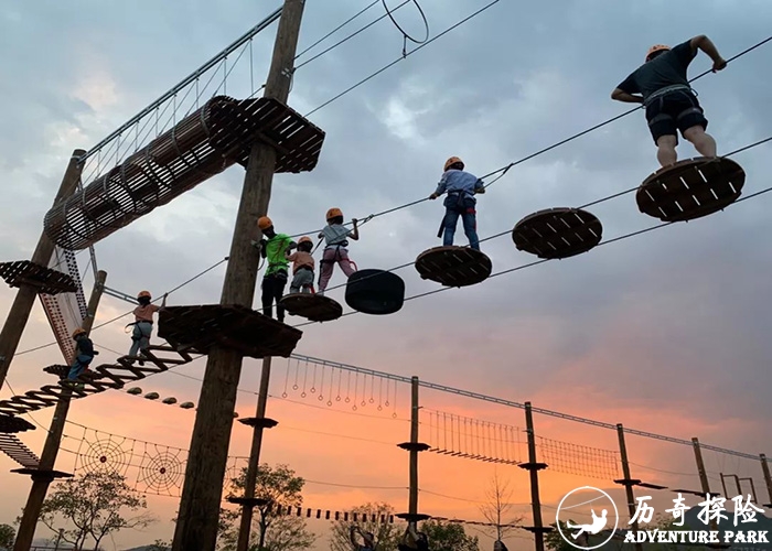 高空挑战绳网阵 营地户外场地拓展器材 步步惊心空中闯关设备 绳索攀爬网阵